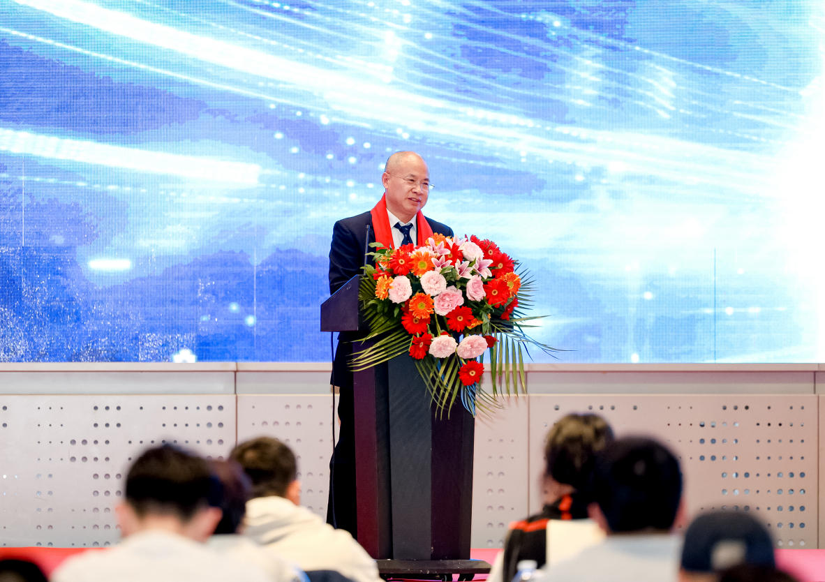 1774944407137047.jpg 嚴(yán)總做報(bào)告.jpg